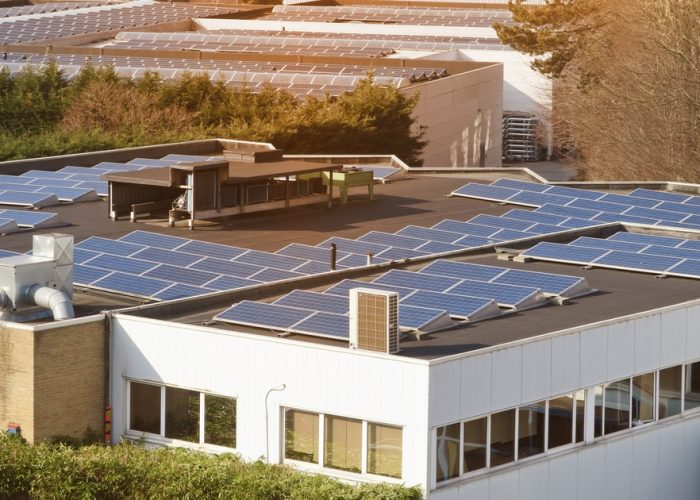 panneaux solaires toits immeubles ville
